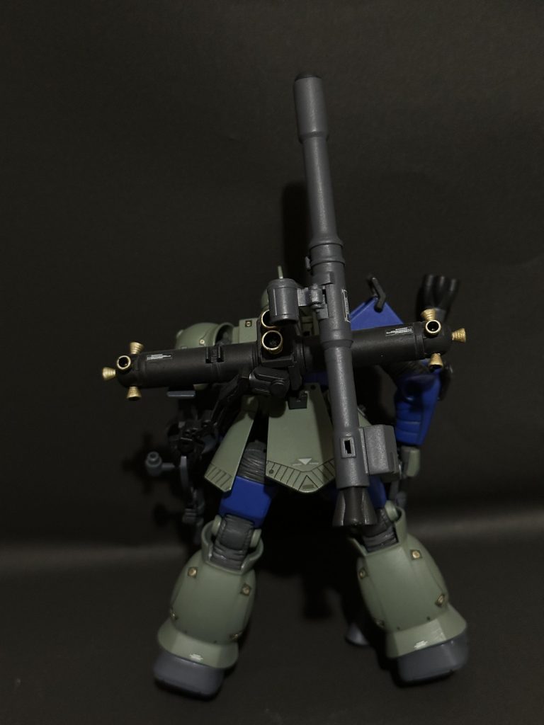 バックショット。こちらの補助タンク、脚部バーニアもう薄く削ってあります。