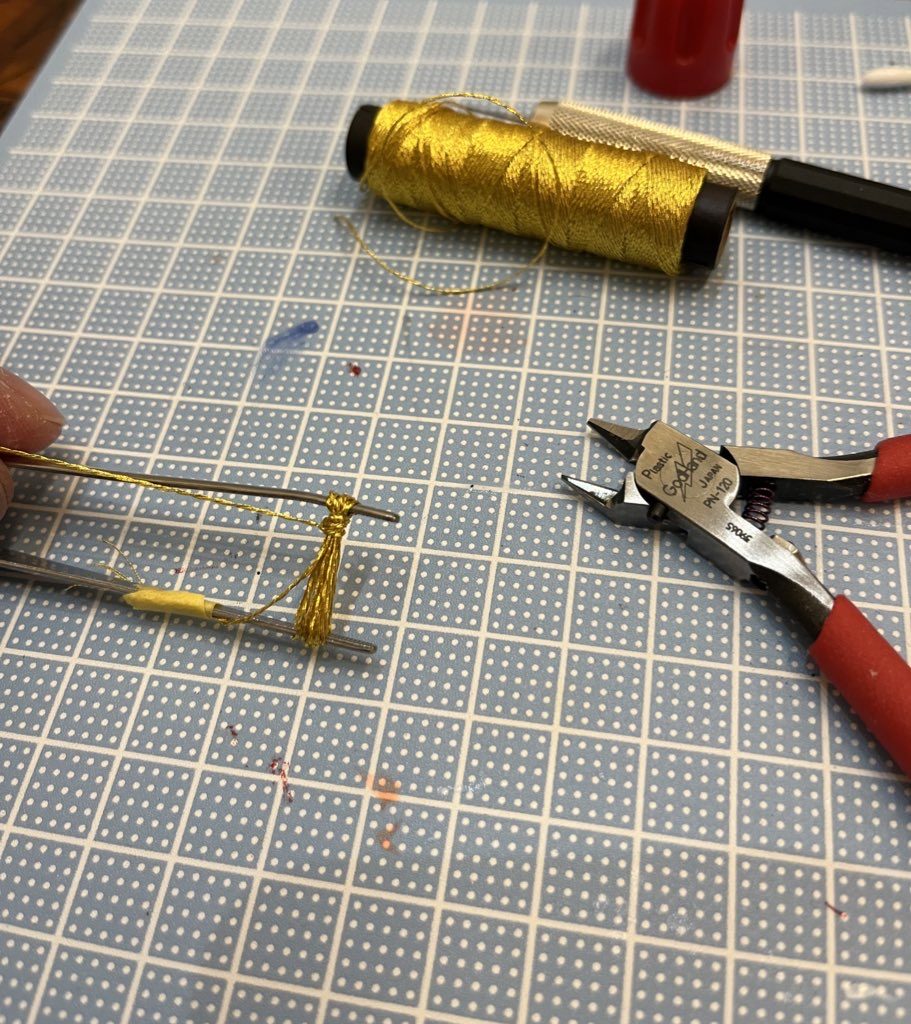 金の房はこんな感じで金刺繍糸をピンセットに10周ほど巻いてから根本を縛っています。お手軽です!