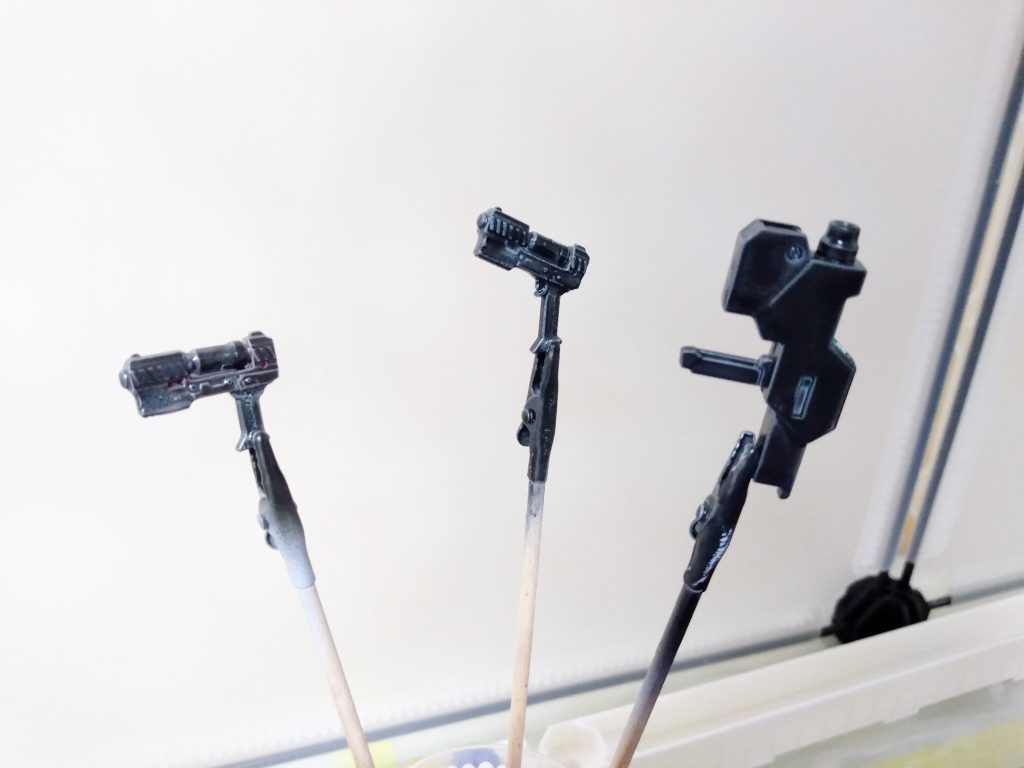 色ムラも味かなとサフ一回黒鉄色一回で仕上げ。角っこの部分をヤスっています。一年くらいドムを改造しては詰まりを繰り返して完成が見えないので、とにかく一つ作品を仕上げようと考えて女性型のMSを考えてみましたが、パーツ選びがサクサク(ドムに比べて)決まるので作っていてとても楽しかったです。オリジナルミキシングは初めてでしたが良い経験になりました。