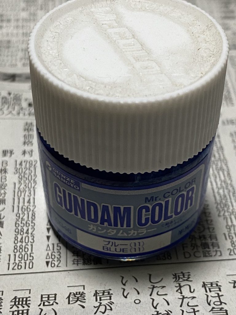 旧のガンダムカラーブルー11を黄ばんだ箇所に薄く吹いていきます。