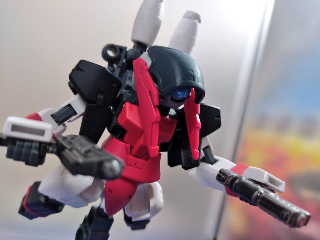 二丁拳銃はガシャポンのアクアシューターズの持ってた水鉄砲をサフを吹いてから黒鉄色で塗ったけどクリアの方はちょっと赤が見えちゃってますね。