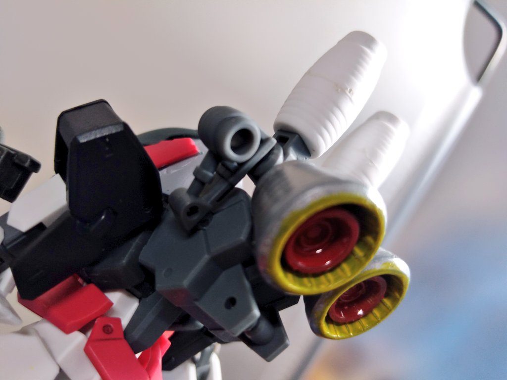 ゴッグのブースターに銀、内側黄と塗装、更に内側にミニブースターを貼りました。上のタケノコ状のものはトールギスのブースターを二つくっつけて、上に足首ガードの🚫マークの物を貼っています。バックパックは30mmのジャンクにあったものを加工したもので、接続したブースターとタケノコは独自可動します。