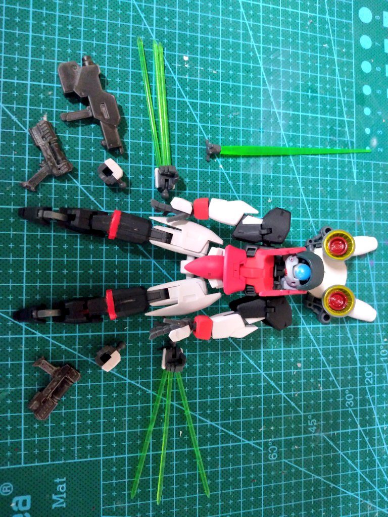 装備一覧。ブースターはそのままだとこっち向いてくれないので土台に乗っけてます。