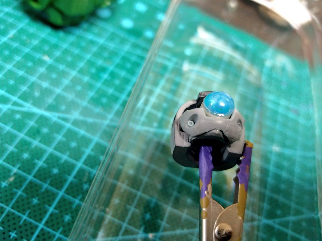 ザクⅠモノアイ部分に百均の立体シールを貼っています。一度モノアイを作って塗りましたがこちらの方が可愛かったので。ザクⅠの顔前面を外し口吻部を削り、そこにジムの頭部を貼りました。ほっぺからバルカン撃てますね。