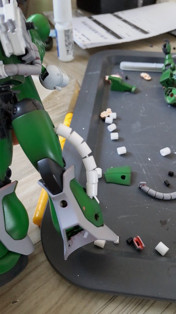 動力パイプ自作の様子。隙間を埋めようと躍起になりましたが、工程と見合わないことからギブアップ。