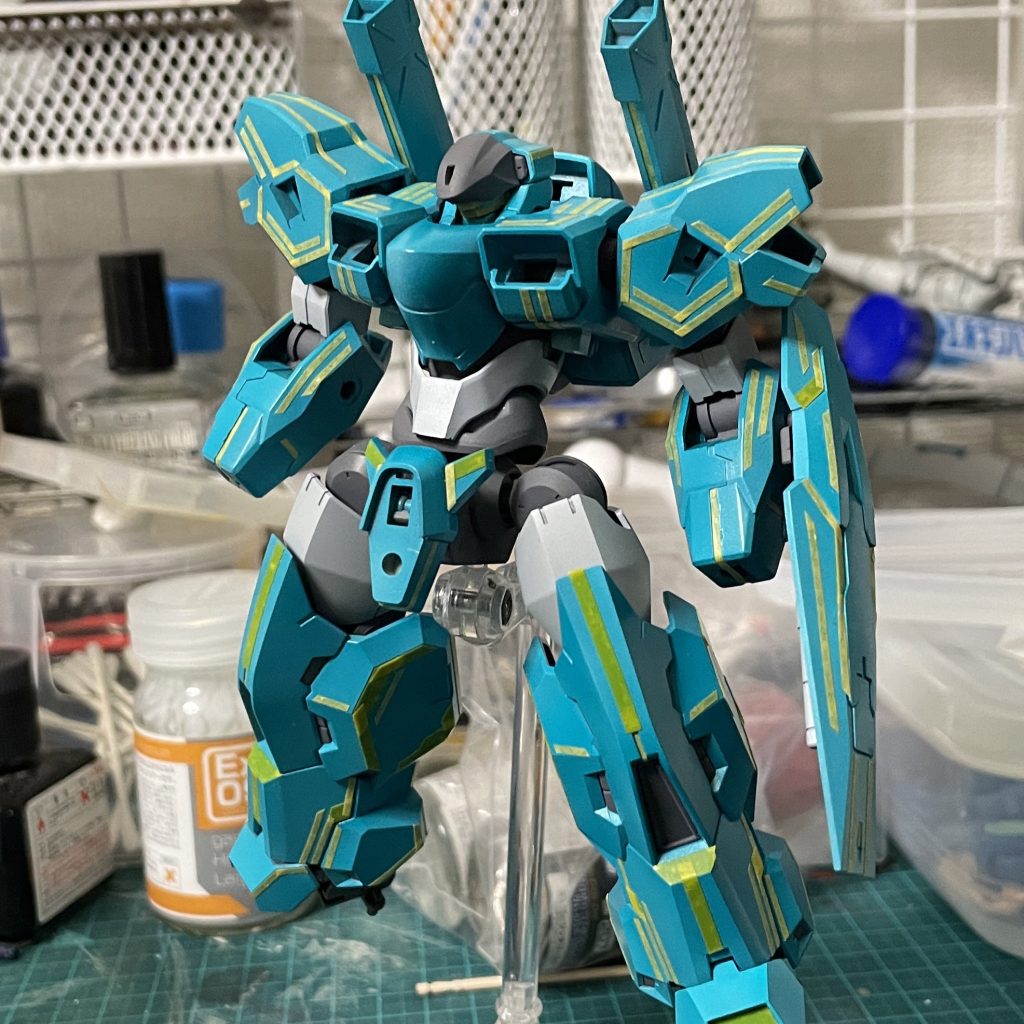 一度全面を蛍光グリーンで塗装し、その後にメタリックレッドを吹きます。