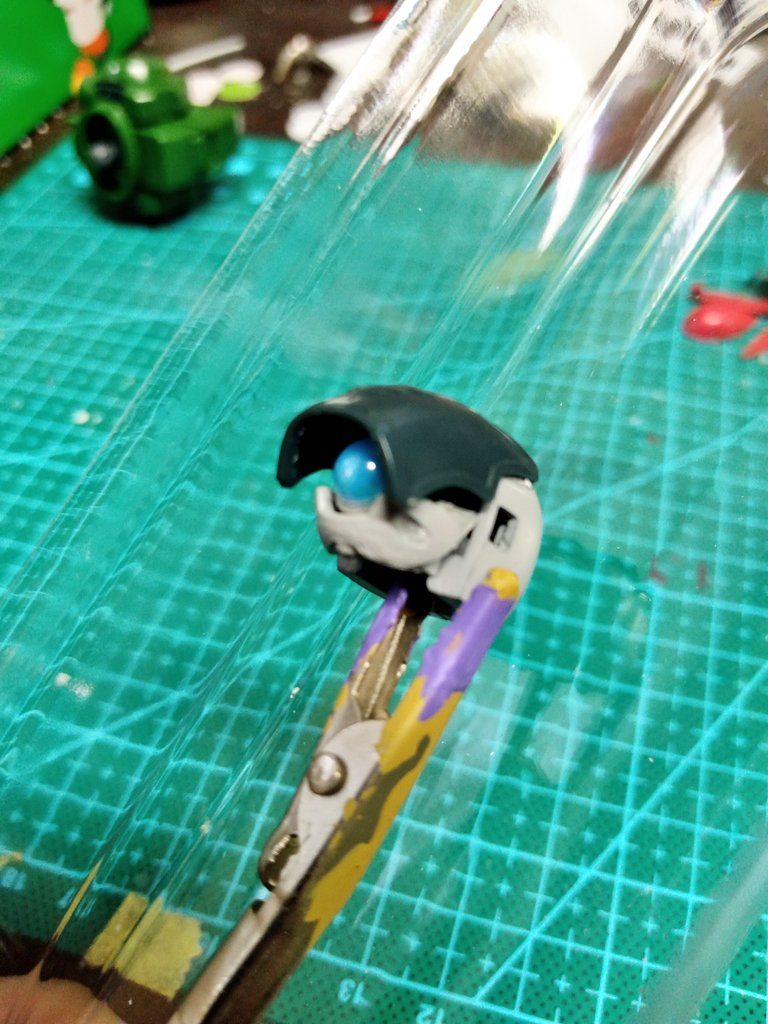 頭のカバーで悩んで三か月くらい放置してましたが、SDクシャトリヤの胸部カバーがちょうどいいのに気付いて、ここ三日くらいで一気に仕上げました。