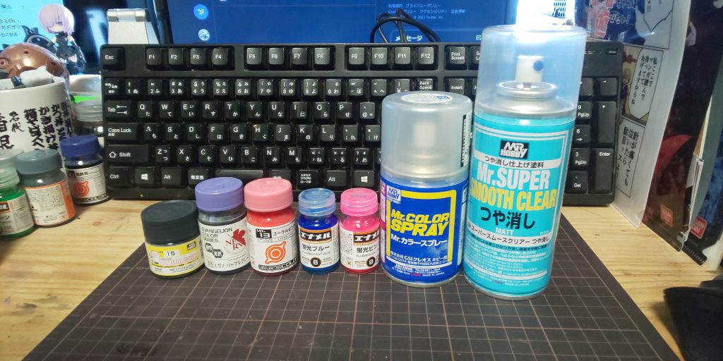 白は成形色活かしです。そこにガイアカラーさんのエヴァパープルグレーとコーラルピンク（バーチャロンカラー）でトリコロールステップ塗装。貧乏パールコートの後につや消しクリアーで仕上げました。