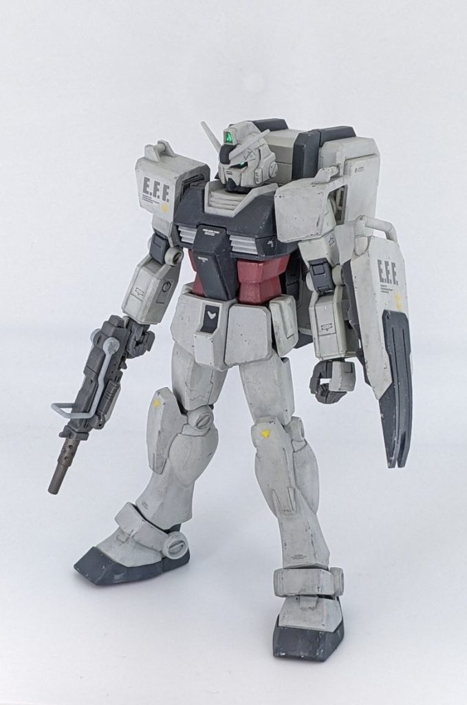 素立ち。■カラーレシピメインカラー：クレオスライトグレーFS36495サブカラー：クレオスネイビーブルー横腹部：MS06Sレッドver.アニメカラー関節部：MSグレージオン系バーニア、銃口：クレオス焼鉄色ウェザリング：ウェザリングカラーマルチグレー、タミヤエナメルニュートラルグレー、アーティストマーカーシルバー、ウェザリングマスターなど