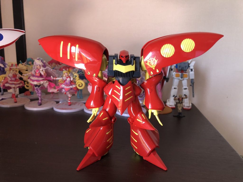 フロントビュー。キットは「グロス・インジェクション」と称して、実につやつやのパーツで成形されています。これがまたしっとりつやつやでいい感じなのです。つい圧倒されて(?)今回はパーツ裏の黒塗装はおろか部分塗装もしておりません。必要最低限のスミ入れにとどめ、キットのままです。トップコートすらしていません。ただ顔のシールを貼りミスしたので顔だけは塗装してます。