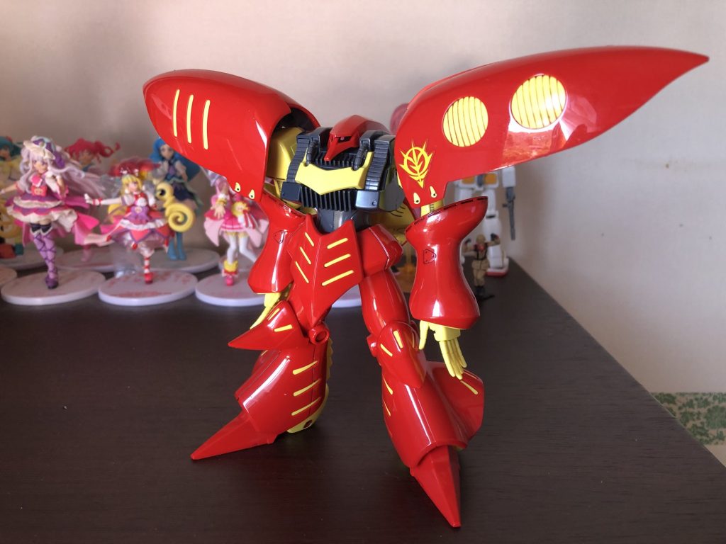 キュベレイmk2。実を言えばZZ後半はアニメを見ていた「ハズ」なのですがこの機体の記憶が設定資料でしか見ただけです(笑) まあハマーン機・プル機ときてこの機体も集めなきゃならないな、という程度で。1/100MGのぐらいはっちゃけたデカールが付属していれば面白かったのですが。