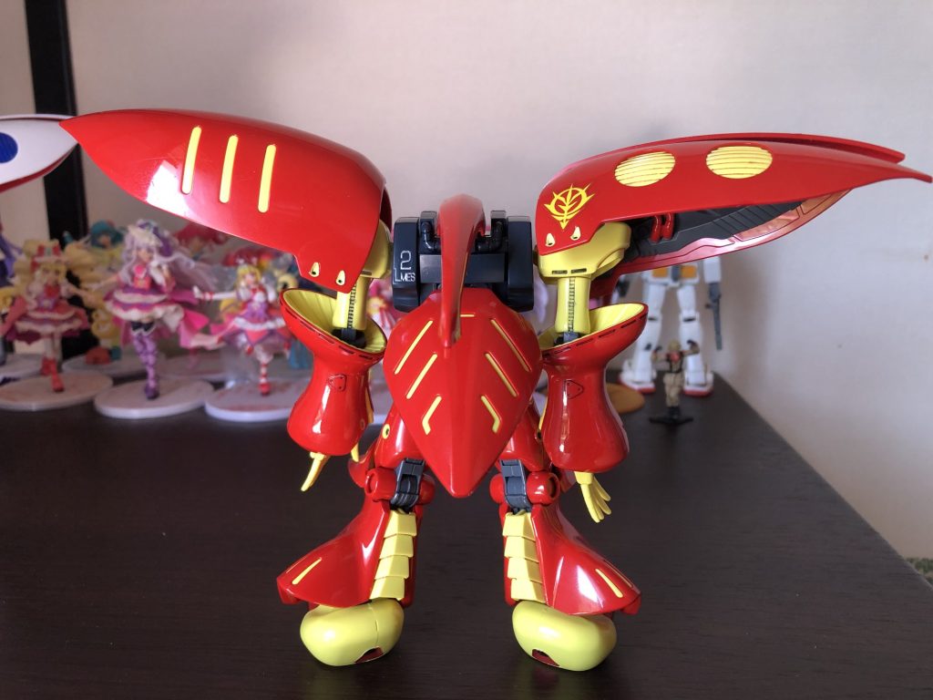 バックショット。一応気が付いたことだけ書けば、ショルダーバインダー裏のパーツの一部はグレー塗装が必要かも。併せてパイプはゴールドに塗ればメリハリがでます。スネのカウルやフロントスカートの裏を塞ぐパーツは黒で塗りつぶした方が見栄えがします。肩バインダー付け根のシール処理の部分はシールではちと無理があるので塗装してやった方がいいです。トップコートは下手にしない方がツヤが生きると思いますが、黄色やグレーの部分とツヤを揃える意味ではした方がいいかな、と。カーモデル並みにツヤツヤにできればいいですね。背中の「L-MES2」はシルバーで塗りました。