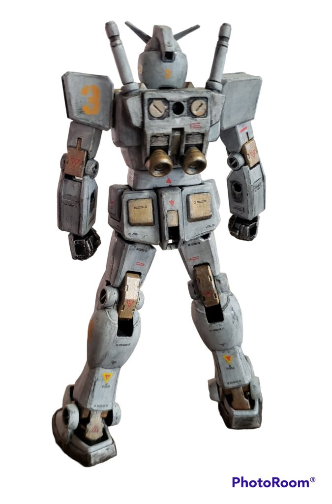 白に見えるけどもちっとグレーですwイエロー部分と内臓メカはゴールドにしてみました。クレオス艶消しトップコート後、全体的にスーパーチタン2(ラッカー)で地味に所々さりげなくはげちょろにしてます。ゴールド部分の影入れは水性ゴールドを水溶きしてできた上澄みのカッパーを部分的に流し込んでます。その後部分的にエッジや傷に光沢水性クリアを塗ったり流し込んだり。禿ちょろのスーパーチタン2同様に角度によってキラッと光沢します。仕上げにスモーク色鉛筆(100円ショップ)で爆煙とシャドウ、付着物風にお化粧の後、タミヤのワックスをざっとかけて光沢と艶なしの微妙なメリハリを目指してみました。トップコート以外は筆塗で稚拙な作品ですが…発表させていただきます。