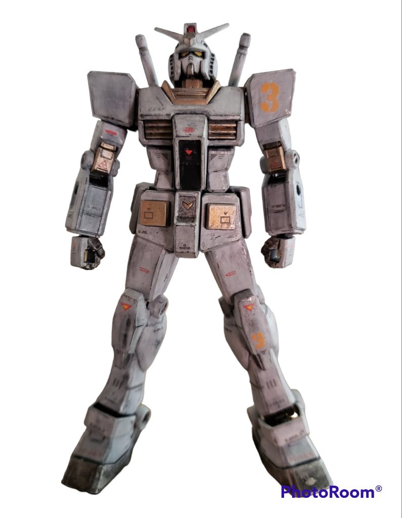 白に見えるけどもちっとグレーですw空間仕様ってことで全体的にハードなウェザリング入れました。傷は塗装した後に1000番とデザインナイフで削って表現(実際の傷ってわけですw)。トップコートで馴染んでしまうので派手目にしました。墨入れは水溶き黒サフ使いました。