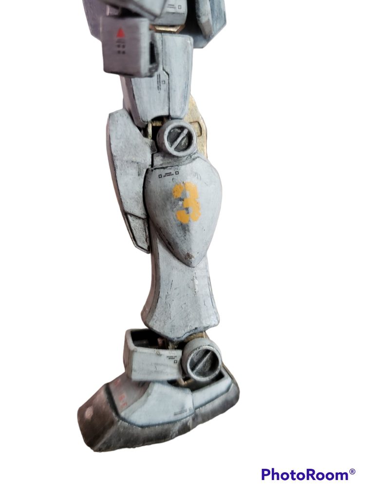 白に見えるけどもちっとグレーですwクレオス水性黒サフ1000から立ち上げました。黒サフを初回リターダーマイルドで1:1で溶いて筆塗後完全乾燥。ムラ消し処理のため1000番で軽く水溶き後完全乾燥してから1:1の水溶き黒サフ1000で上塗りしました。足のブラックは地色シルバー黒立ち上げでギラギラにして完全乾燥の後、上に水溶き黒サフを10倍に薄めて表面張力を利用して弾きと流れを。その後濃淡をかえながら何回か塗りました。表面の傷はデザインナイフと1000番のペーパー削って下地を出してます。