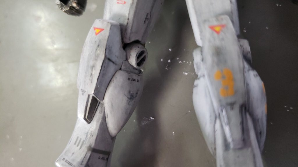 白に見えるけどもちっとグレーですwデカールはバンダイガンダムデカールHGUC、スジボリ堂チッピングデカール(イエロー)、ハイキューパーツ1/144コーションデカールを使用。トップコート前にデカールの定着などにリキテックスのパーマネントマットバーニッシュを水50%で薄めて粗塗り。2日ほど乾燥してます。