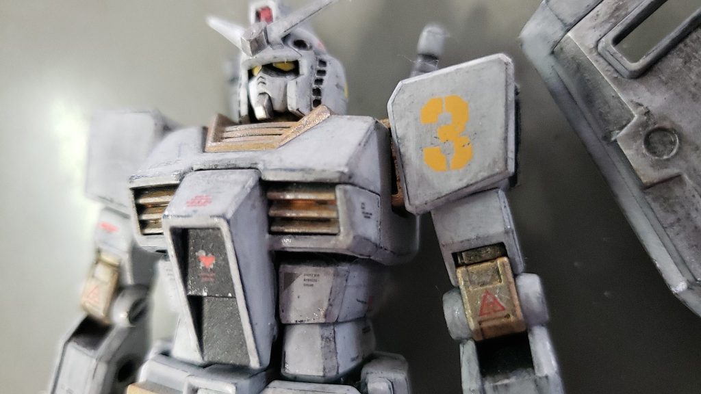 白に見えるけどもちっとグレーですwデカールはバンダイガンダムデカールHGUC、スジボリ堂チッピングデカール(イエロー)、ハイキューパーツ1/144コーションデカールを使用。