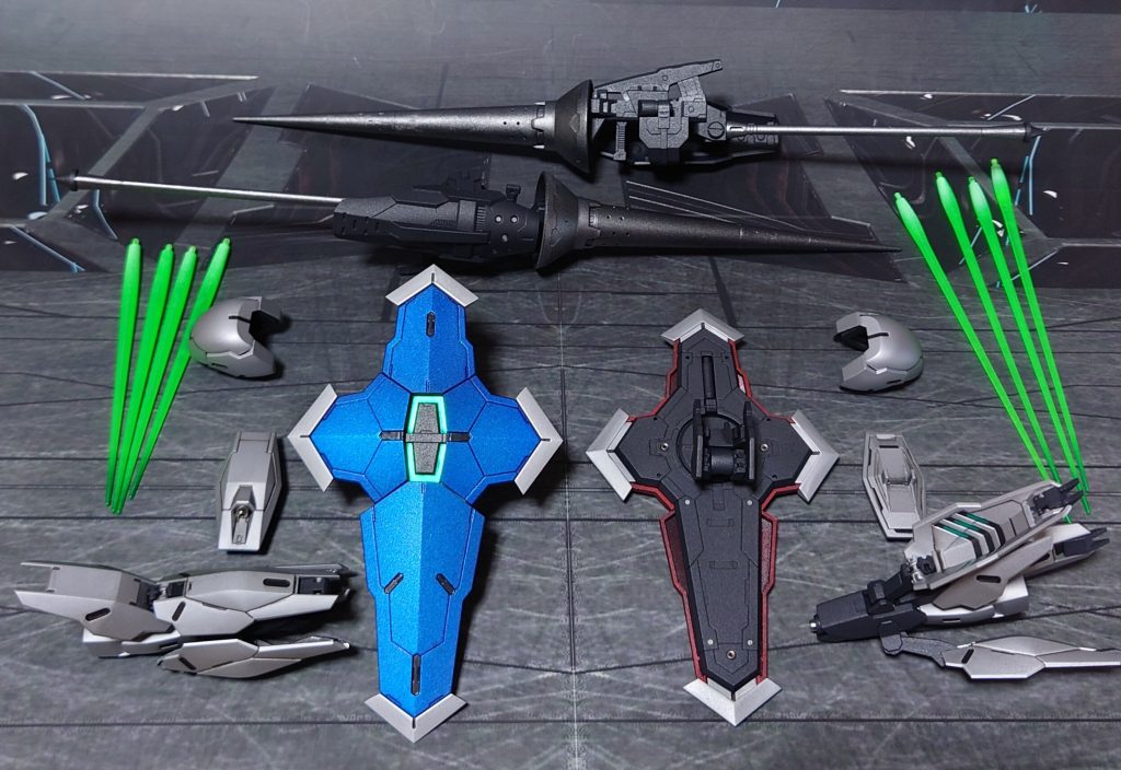 付属品一式。ミカエリスの余った肩アーマーとビームブレイサー、シールドも塗装してあるので、元の形に換装も可能です。