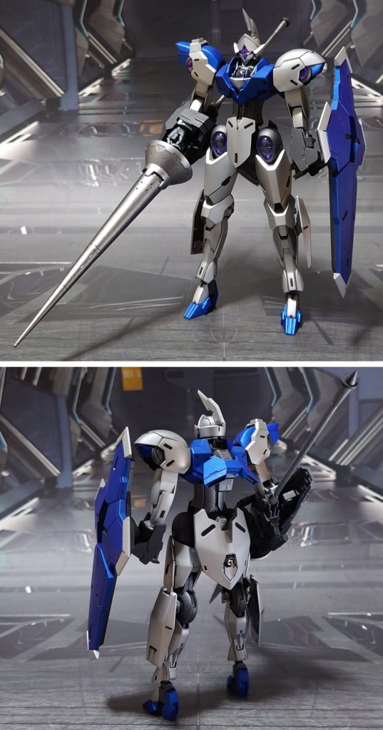 “青い方”ことミカエラスの前後ろ。各所エッジ尖らせと肉抜き穴埋め、市販の金属/プラパーツ貼り付け・埋め込みによるディティールアップ、騎士の鎧をイメージしてつや消しメタリック塗装。片腕をベギルペンデのものに変更し、元の腕と合わせて左右両方マニピュレーター腕に換装出来るようにしています。武器はベギルペンデのシールドとビームサーベル、他社パーツのランスを用意しました。