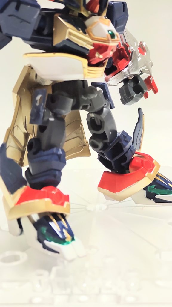 今回初めて、脚部の可動域拡張工作をしてみました。投稿されている諸先輩方の工作例を参考にさせて頂きました。ありがとうございました!それに加えて、太ももの上に穴を開けて軸受けをそこに挿すだけのお手軽延長工作もしました。ただ、この方法だとサイドスカートの取り付け位置が下がってしまうので、ランナーとランナータグを使って、元の位置にサイドスカートが取り付けられるパーツを自作しました。今回も塗装は、マーカーとマーカーエアブラシを使いました。《ニューホワイト、ティターンズブルー、レッド、イエローゴールド、メタグリーン、シャインシルバー、ロイヤルメタレッド、メタリックオレンジ》最後までご覧下さりありがとうございます!