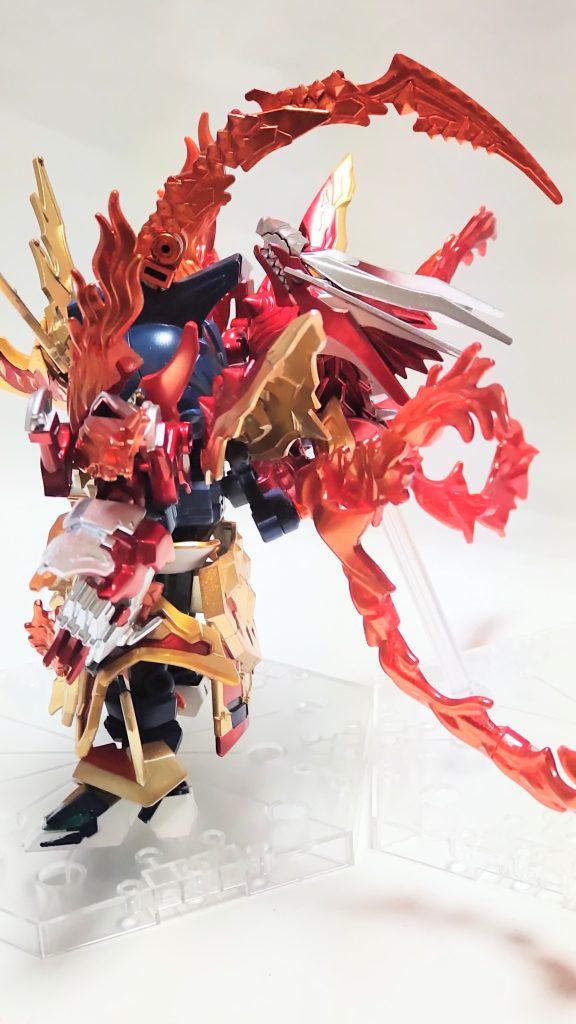 信長ガンダムエピオン 緋龍の装        纏炎〈マトイホムラ〉緋龍の力を完全解放した姿。体内に収まりきらなかったエネルギーが炎となって湧き上がり、纏っているような状態になる。