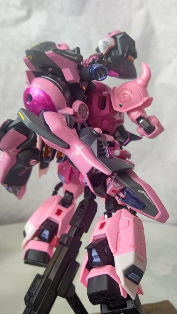 言われると確かにクリーチャー感があるのは、球体から脚が伸びているのが不気味なキメラぽいからですかね？(苦笑)キャノンの様な両肩部大型スピーカーがイメージに近くできたので、それなりに満足しております。