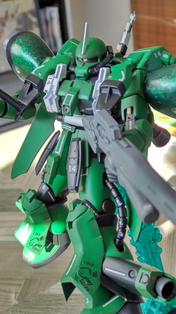 汚し処理前。両足のレッグアーマーには、西暦2023年頃の日本のサッカーチームマスコットのサインが落書きされてます。整備スタッフの落書きですかね?