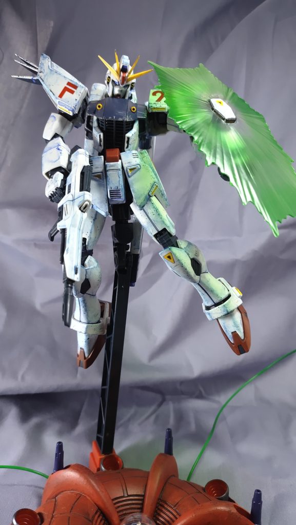 F91本体はアンテナ基部の部品無くしたり、腰部のボールジョイントがどこまで回転するか試してひねってねじ切ったり、ヴェスバーのスライド部品をへし折ったり、散々な目に合ってます。笑捨てようかと思いましたが意地で完成させました。