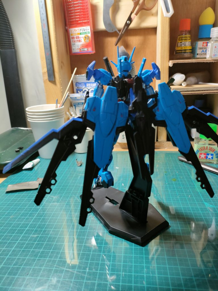 背面のパーツは羽をイメージして制作しました増設のガンビットのつもりで作ったので取り外しできます。