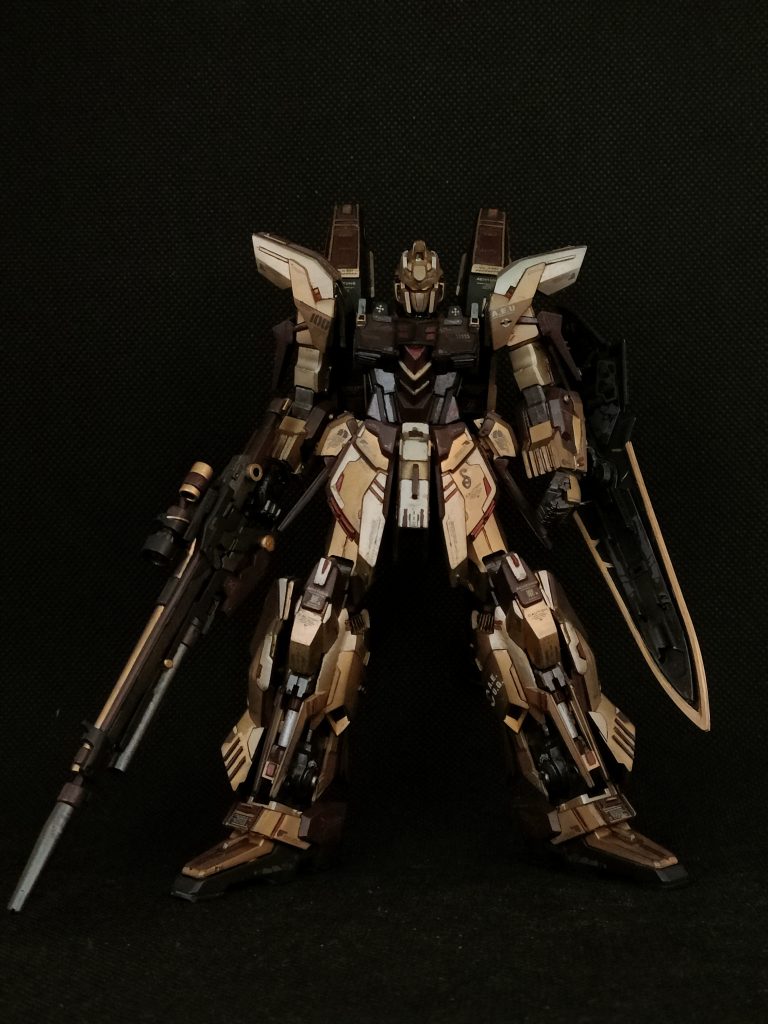 AE社から譲渡されたシナンジュ・スタインに、新生エゥーゴのシンボルとしてカスタムアップを施した機体とされている。