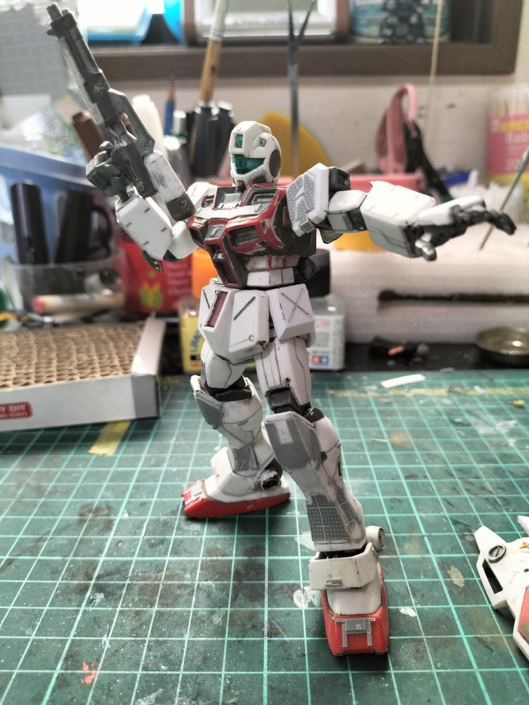 一度、塗装とプラ板を削ってGフレーム版のイメージでスジ彫りとプラ板貼り直しました