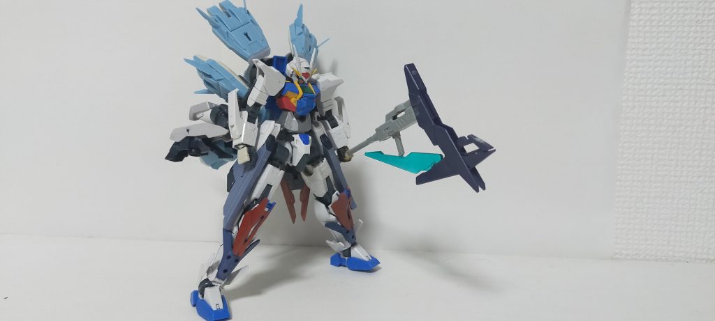 ｢GNアックス｣本機体の唯一と言っていい武器であり、この機体の攻撃性能を担う大型武器である。機体各地に装備されたエネルギー貯蔵タンクはほぼ全部がこのアックスが使う用のエネルギータンクとなっており、これにより軽装状態より短い戦闘継続時間となっている。