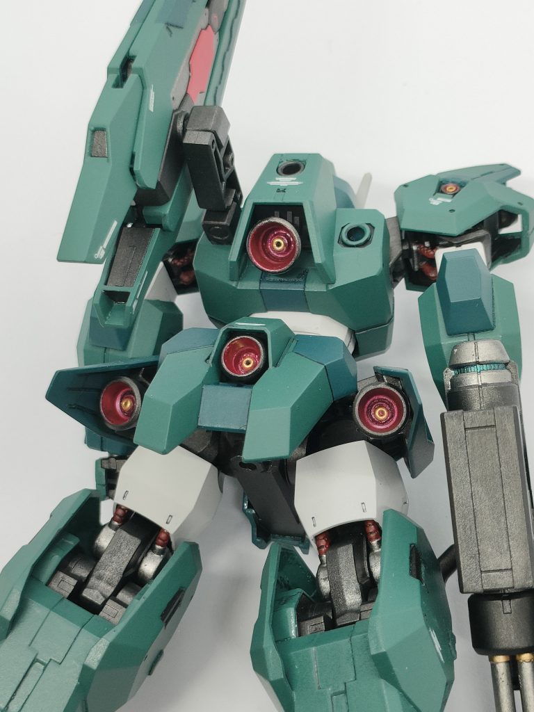 意外と苦労したのが脇の加工ですかね。ディテールは入っていたのでケーブルに見えるように付近を切ったり開通させたりでかなり時間がかかりました。残念ながらポージングしてもほとんど見えませんが💦 