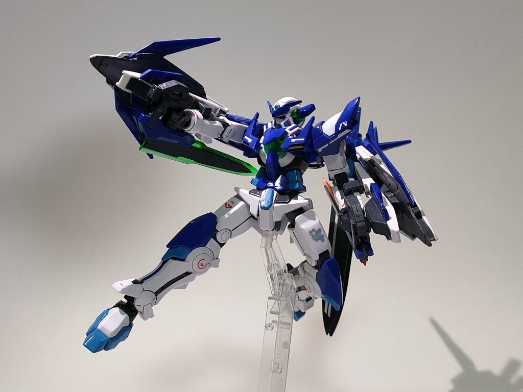 複合兵装での射撃ポーズもとれます、原型機に準えてシールド横のフィンも展開。