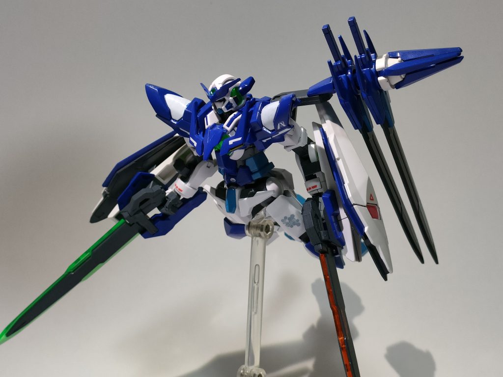 左手のブレードはダークマターのクリアパーツを使用しています。肩の擬似GNドライブに合わせて調整した兵装のイメージです。