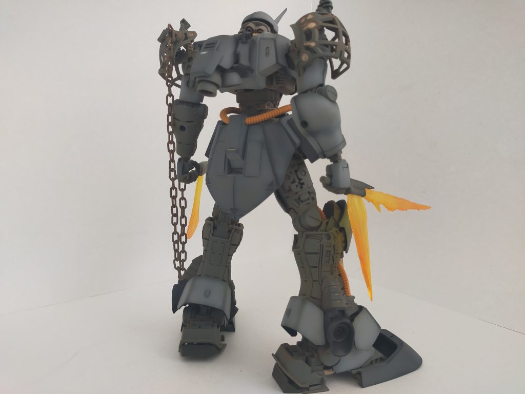 元のバックパックは大きすぎるので、装甲を除去する際に出たパーツでバックパックを制作しました。