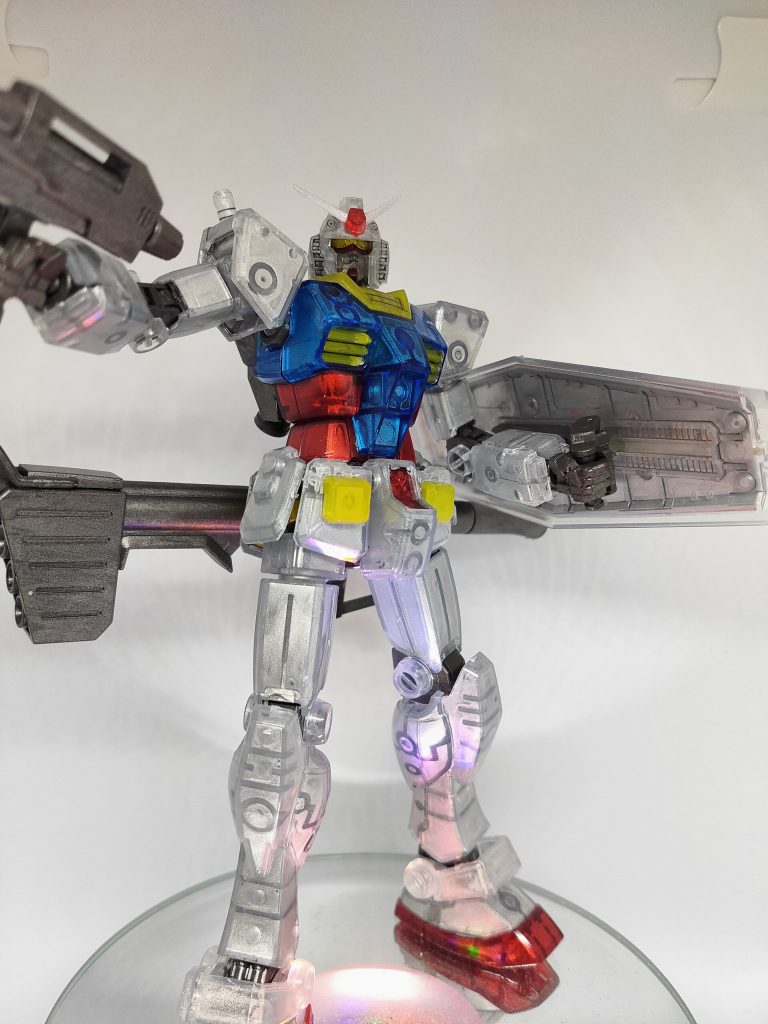 ライトを照らすと、シルバー地と光沢トップコートのクリアパーツが映えていい感じですね。