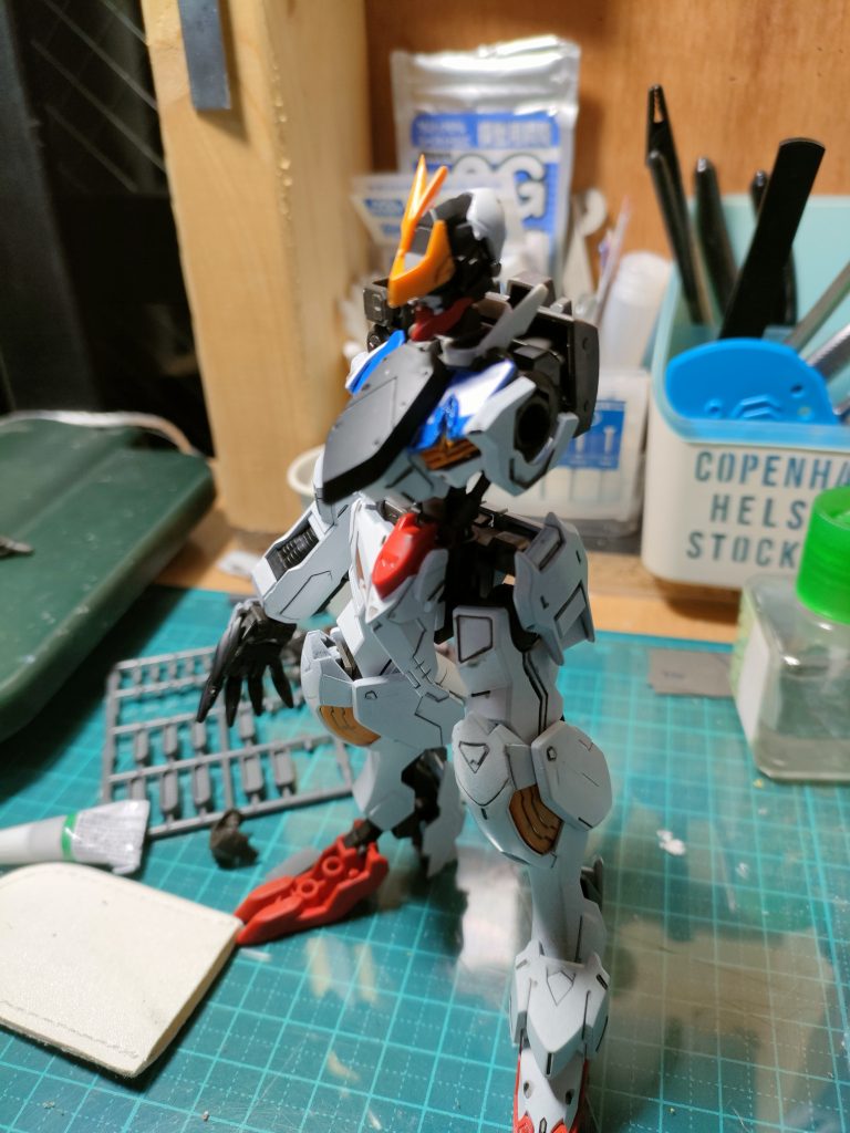 こだわったところはスジ彫りと胸部の部分と塗装の黒サーフェイサーから白の塗装をあえてざるくして少し風化させた感じに仕上げました。でも脚の爪の部分の塗装を忘れてました（笑）