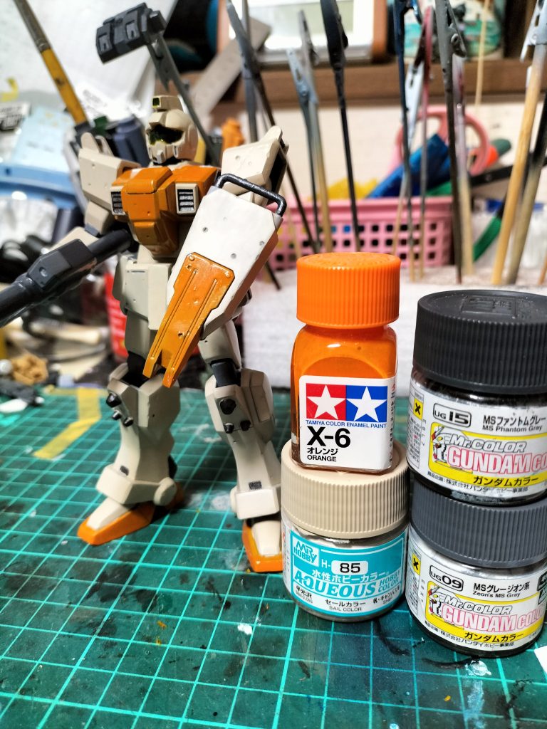 四肢等はセールカラー、胴体等のオレンジはエナメルのオレンジ。エナメル塗料筆塗り良いですね！凄く塗りやすかった。関節や武器にグレー２種。