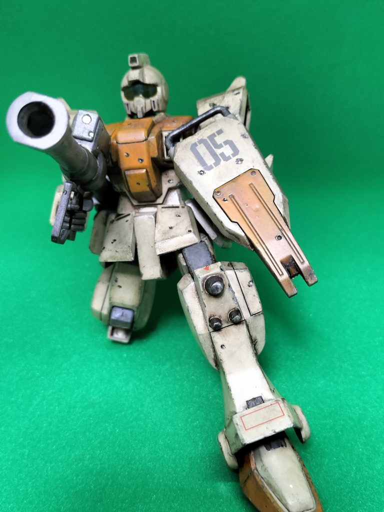 ギリギリの膝立ち緑背景も意外と良いですね