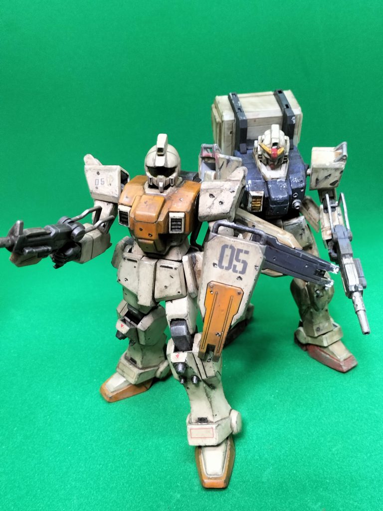 一緒に作った時のやり過ぎ陸ガンと並べてウェザリングは弾痕をシルバーでちょんちょんして焼き鉄をその周りにちょんちょん。焼き鉄色でスポンジぽんぽんウェザリングカラーのグランドブラウンでウォッシング、エナメルのシルバーでドライブラシでエッジ強調ウェザリングマスターのオイルでもエッジ強調。つや消しで完成！