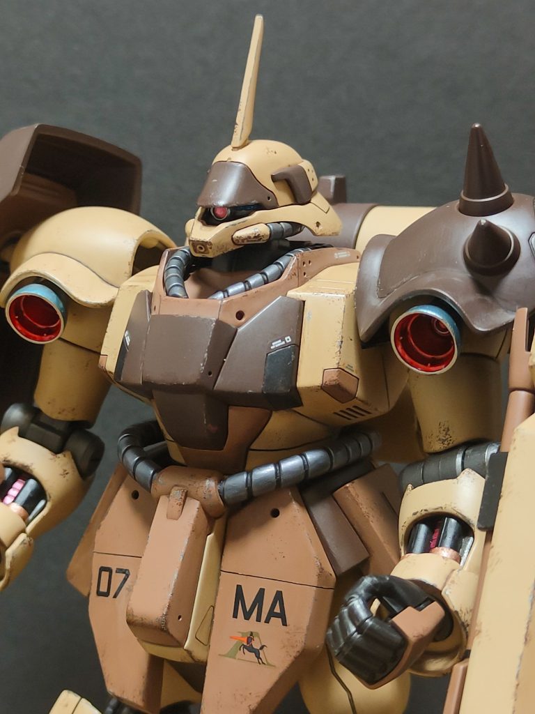 モノアイはHアイズ+丸モールドの組み合わせに変更しています。ギラ·ドーガ格好いいですね。