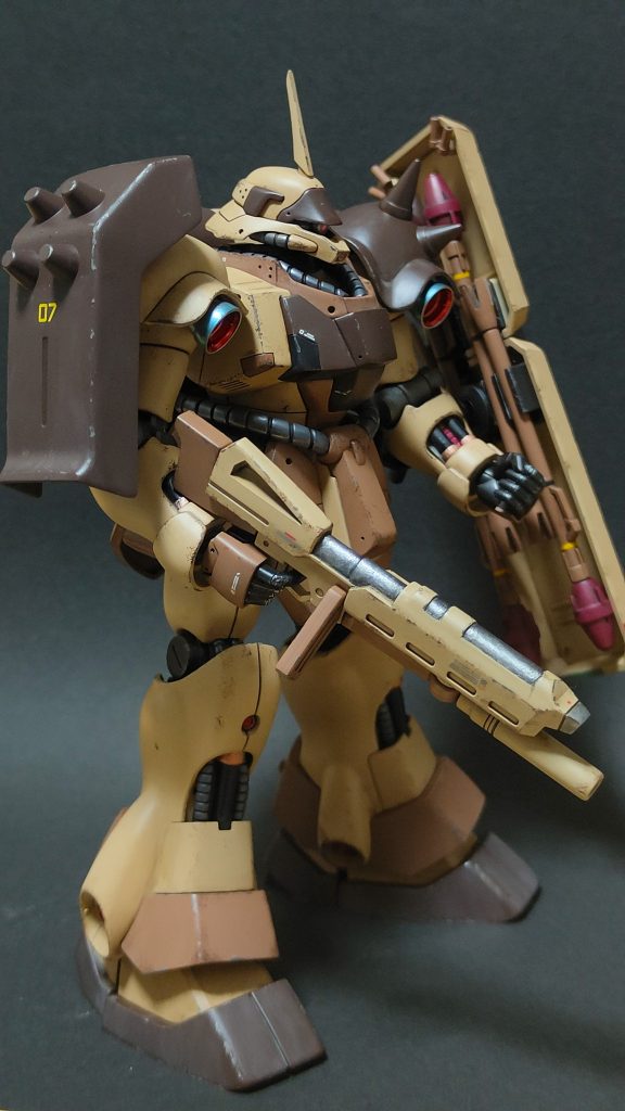 右正面です。ビームマシンガンも同系色で仕上げました。シュツルムファウストは派手にならないような配色にしました。ギラ·ドーガ格好いいですね。