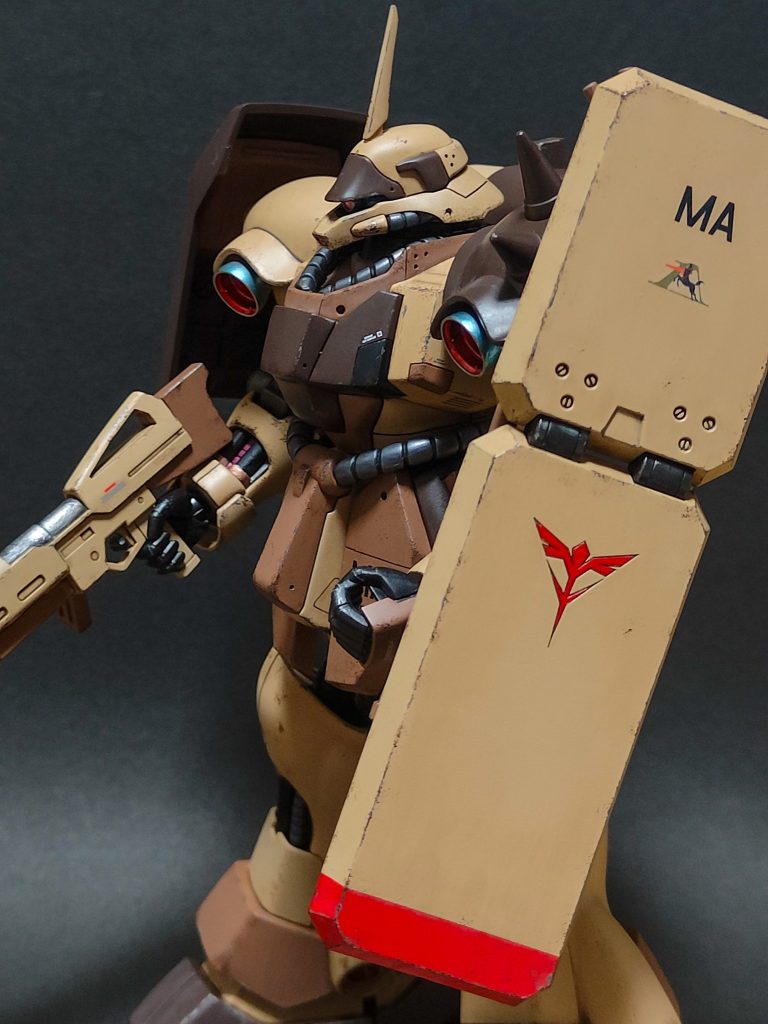 シールドのジオンマークは塗装仕上げでアクセントとしてシールド下部に赤ラインを入れました。シールド上部の部隊マークは10式戦車の余ったデカールを拝借。ギラ·ドーガ格好いいですね。