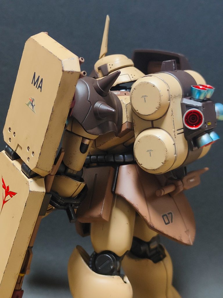 左バックショットです。シールドのグレネードランチャーはピンバイスで開口しましたが、センターズレてます。大きなバックパック格好いいですね。