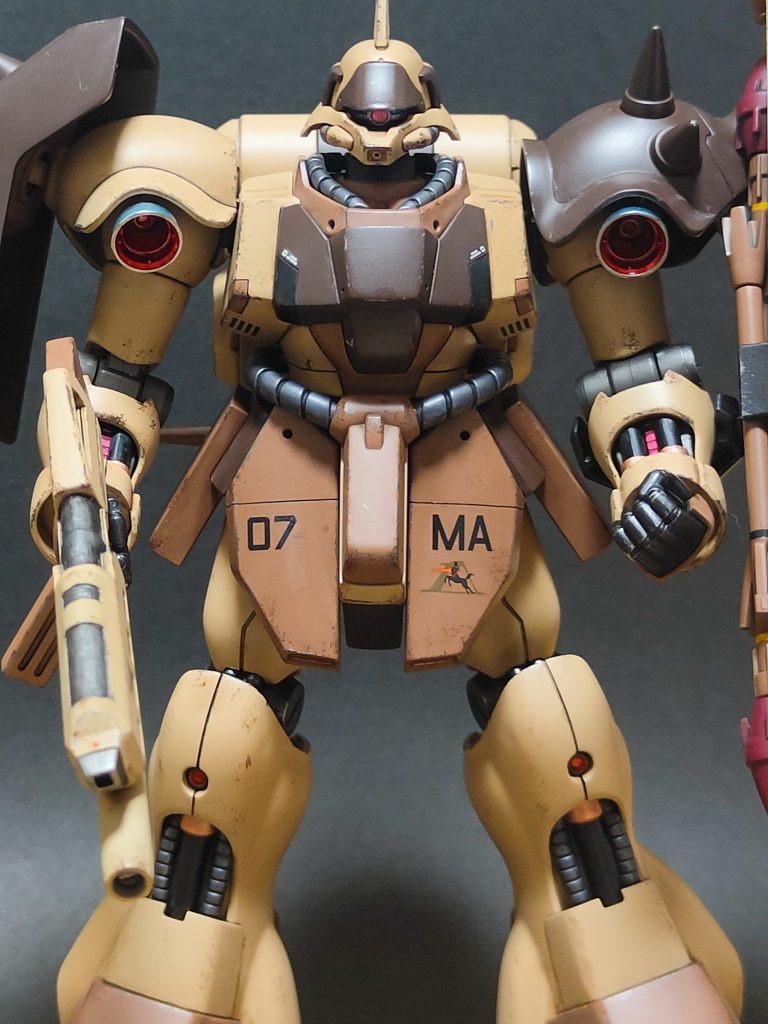 正面も格好いいですね。大きくてゴツくてやられメカには見えません。