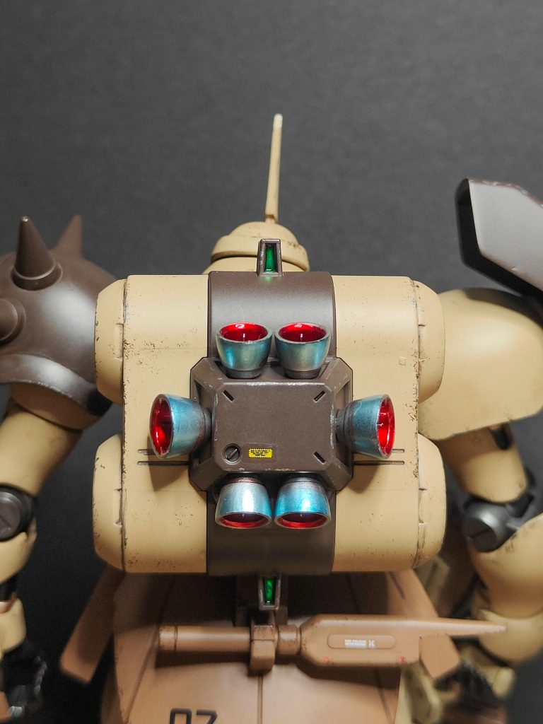 バックパックのセンサーはシルバーのラピーテープを貼った上からクリアーグリーンを塗って再現しました。