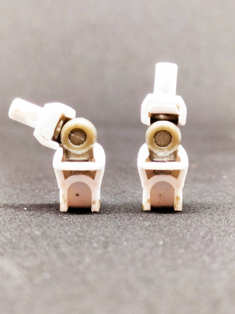 肘関節は腕をぶった切って切り口を削ってガシャポン戦士fの肩関節の軸を詰めて埋め込みました。二の腕の隙間が目立ったのでフタしました。