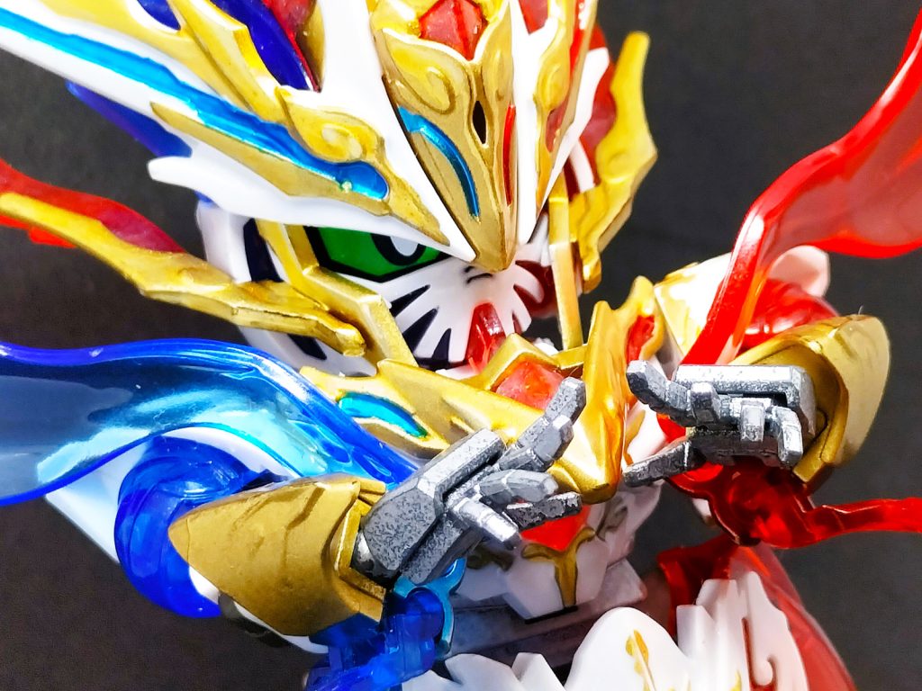 腕が短く感じたので肘に関節をねじ込みました。丁度いい長さになりつつ可動も確保できてよき。その他は手首をビルドナックルにしたのとノリで配色を設定と変えた以外キットのままです。