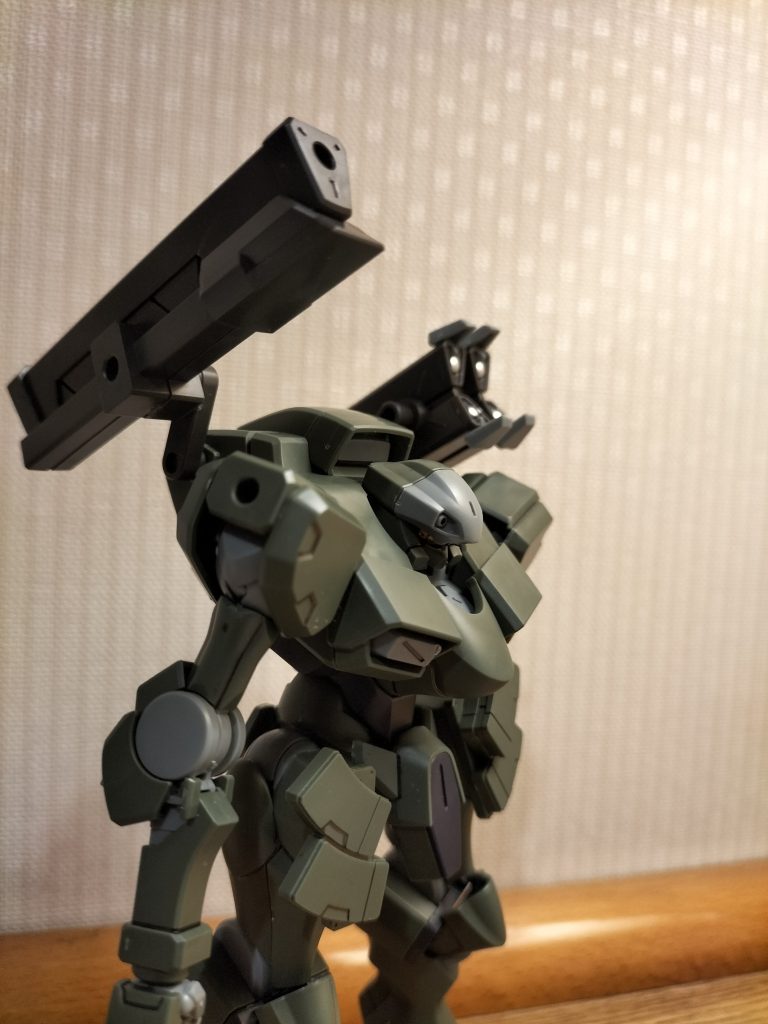 ミサイルランチャーにビームキャノンと重装備仕様ですね。